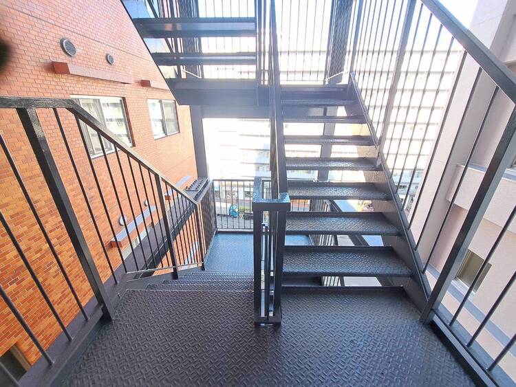 その他 共用部の階段です。明るく清潔に管理されています。