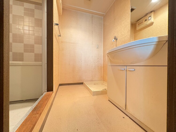 その他 十分な広さの脱衣所。※内装リフォーム中です