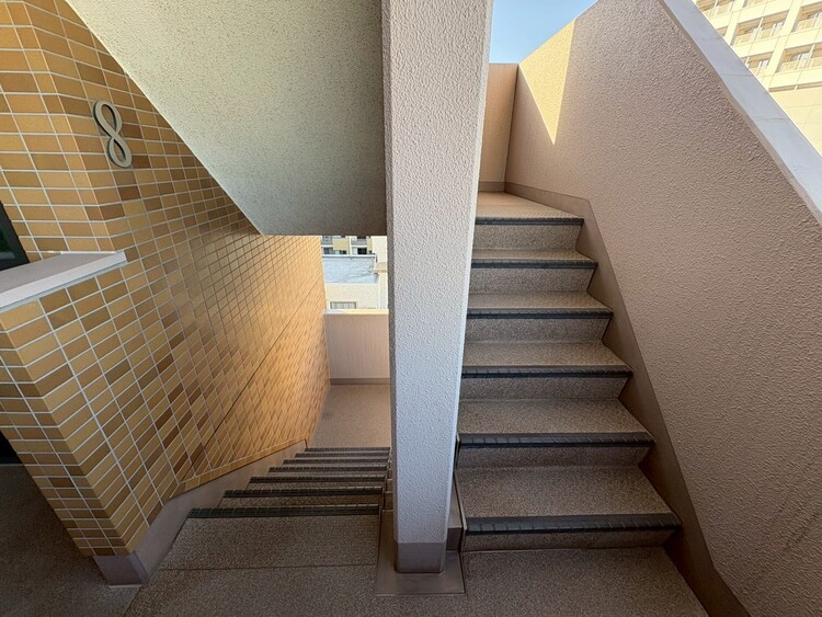 その他 共用部の階段です。明るく清潔に管理されています。