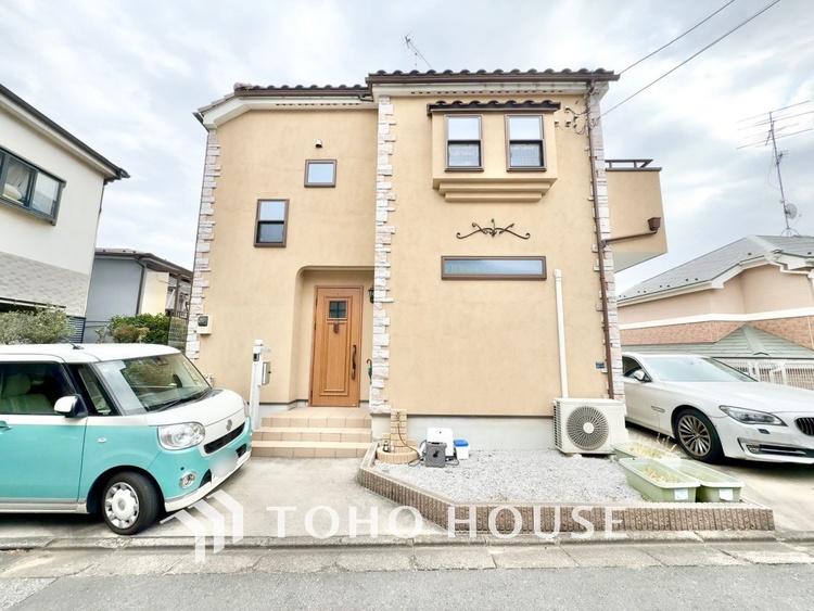 内装 【木漏れ日】の様な採光が優しく足元を照らし、心地いい暮らしの道しるべを写し出す。この空間で過ごす家族との語らいの時間がとても素敵で幸せを感じるかもしれない。