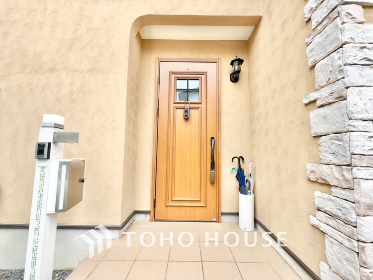 内装 【季節外れのホームホリディ】喧噪から離れ広々したリビングでゆったりと過ごす。そんな寛いだ休日もあっていい。だって『何もしない時を楽しむ』そんな贅沢な時間を愛する家族と堪能できるのだから。