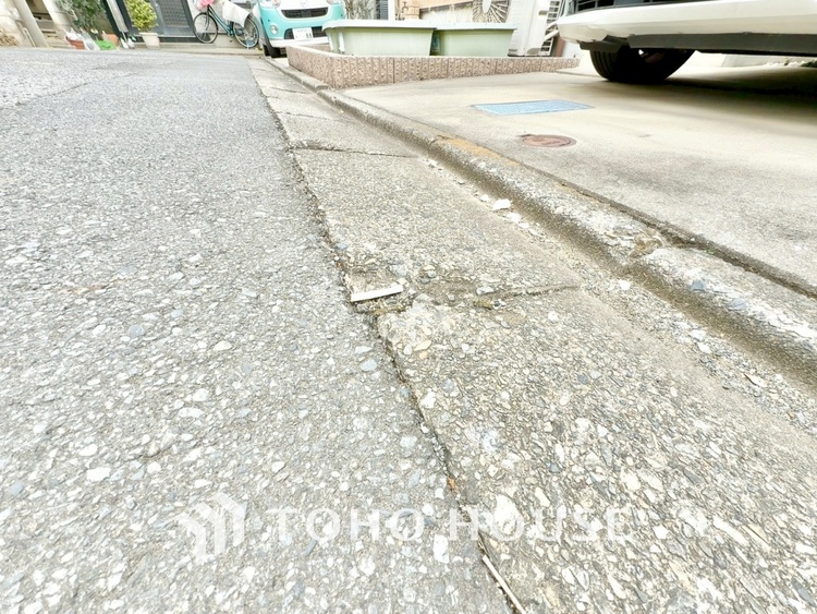 内装 【リビングルーム】天井に埋められた連続する眩い光−ダウンライト。それはまるでフライト航路のアプローチライトのように優美でロマン溢れるポジショニング。