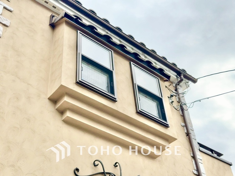 内装 【色彩】この空間に放たれた光は華美なまでに演出されたデザイン。流れる時をより芳醇なコーヒーの様な色彩奏でるアダージョ。そして情景豊かな作品のような暮らしがイメージできる。