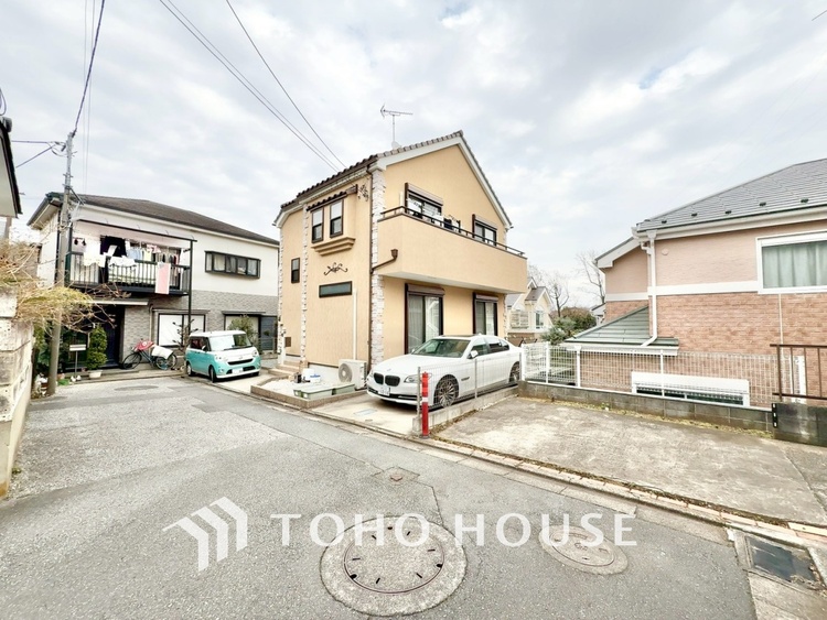 キッチン 【居心地のいい暮らし】には欠かせない眩い採光。ゆったりとした幅の窓からこの空間に降り注ぐ採光が絶えない。明るいリビングこそ居心地のいい暮らしが待っているのだと思う。