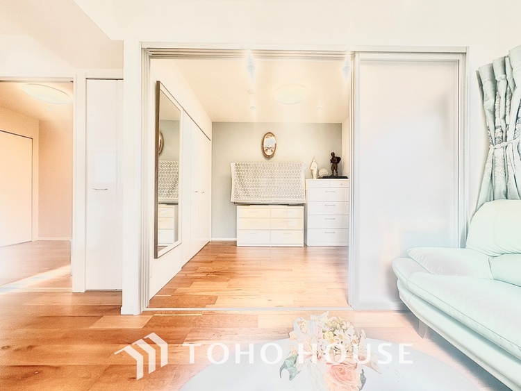 内装 ◆癒しの空間◆室内構成に拘り採光とセンスを散りばめた空間。それは『柔らかさ』に似た素敵な居場所。そこに暮らす人のことを考えつくり出したものは『癒し』という心地よい居場所なんだと思う