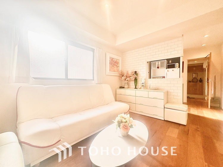 内装 ◆木漏れ日◆の様な採光が優しく足元を照らし、心地いい暮らしの道しるべを写し出す。この空間で過ごす家族との語らいの時間がとても素敵で幸せを感じるかもしれない。