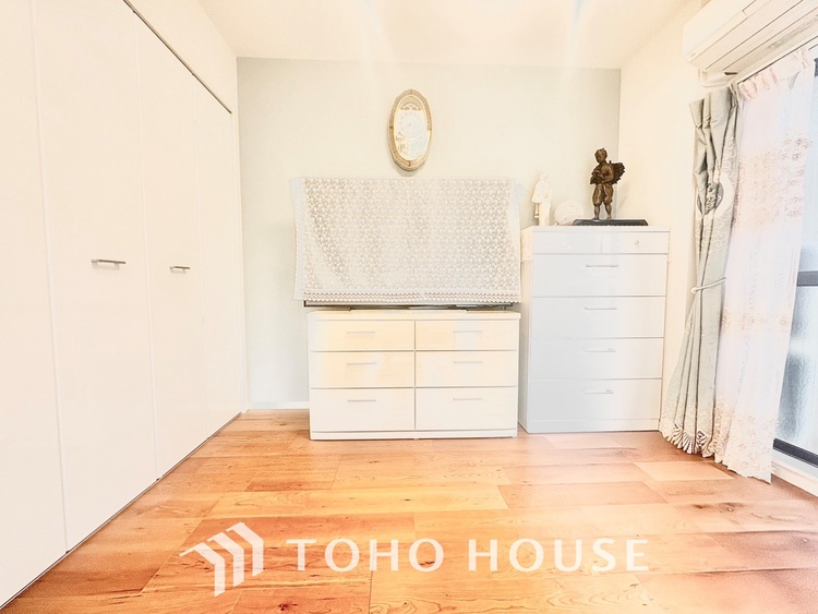 内装 ◆子供部屋◆冷涼な風、そよぐリビング。だんらんの場所はここから始まり、ここで終わる。家族の笑顔が集う素敵な場所だから、こだわり抜いた思いが詰まっているのだと思う。