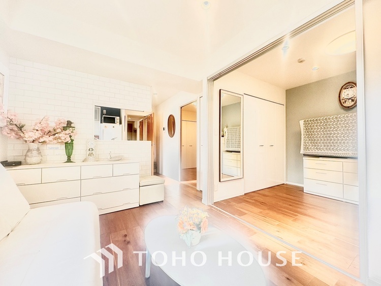 内装 ◆リビング◆たくさんの窓から注ぐ太陽の光。時間の経過とともに光と影のコントラストがこの空間のムードを変え、部屋に変化と温もりをもたらしてくれる。