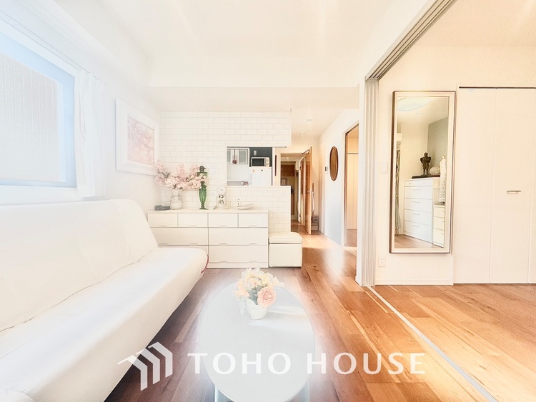 内装 ◆今宵の食卓◆ダウンライトに反射するグラスを眺めながらワインを注ぐ。トクトクと心地いい音をさせながら、フランスの古城を思わせる薫りがたちこめ、とても幸せな時を過ごせる。