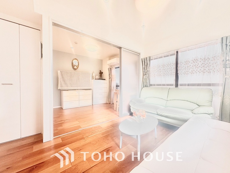 内装 ◆窓を開けると◆冷涼な風、そよぐリビング。だんらんの場所はここから始まり、ここで終わる。家族の笑顔が集う素敵な場所だから、こだわり抜いた思いが詰まっているのだと思う