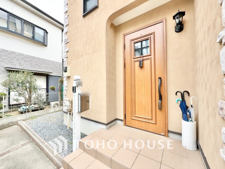 洗面 【Wash basin】十分な大きさの洗面台は収納もさる事ながら、身だしなみチェックや歯磨きなど、朝の慌ただしい時間でもホテルライクなスペースで余裕とゆとりを感じて頂けます。