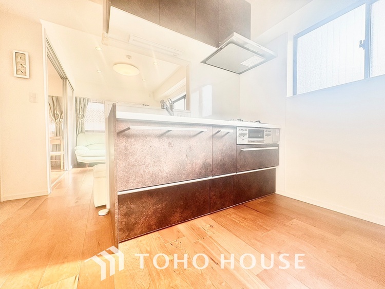 キッチン ◆キッチン◆美しく使いやすいキッチンは油汚れが簡単に拭き取れる素材で加工されており、浄水器シャワーから流す水の音を軽減する静かなシンクを採用。見えないところにさり気ない配慮が嬉しいですね