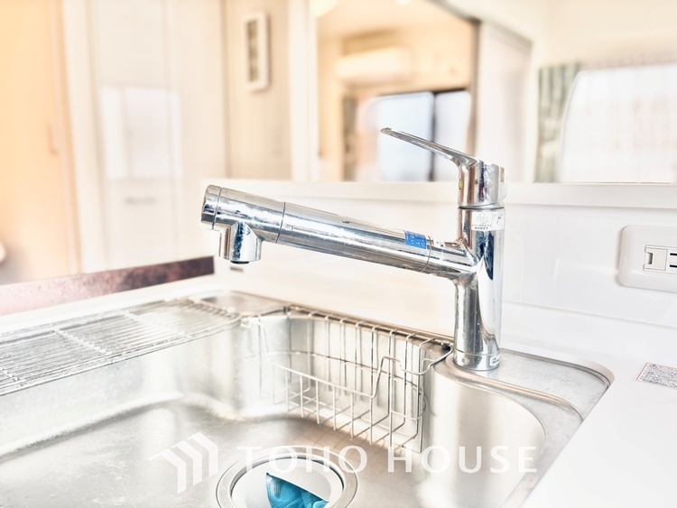 キッチン ◆今宵の食卓◆ダウンライトに反射するグラスを眺めながらワインを注ぐ。トクトクと心地いい音をさせながら、フランスの古城を思わせる薫りがたちこめ、とても幸せな時を過ごせる。