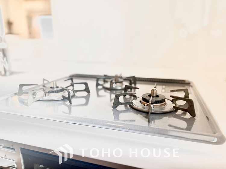 キッチン ◆キッチン◆美味しい料理を作りたくなるような気持にさせてくれる、腕を振るえる自慢のスペース。見上げると柔らかなダウンライトが包み込み、彩りを添えます。艶と光沢のある居心地の良いわが家のキッチン。