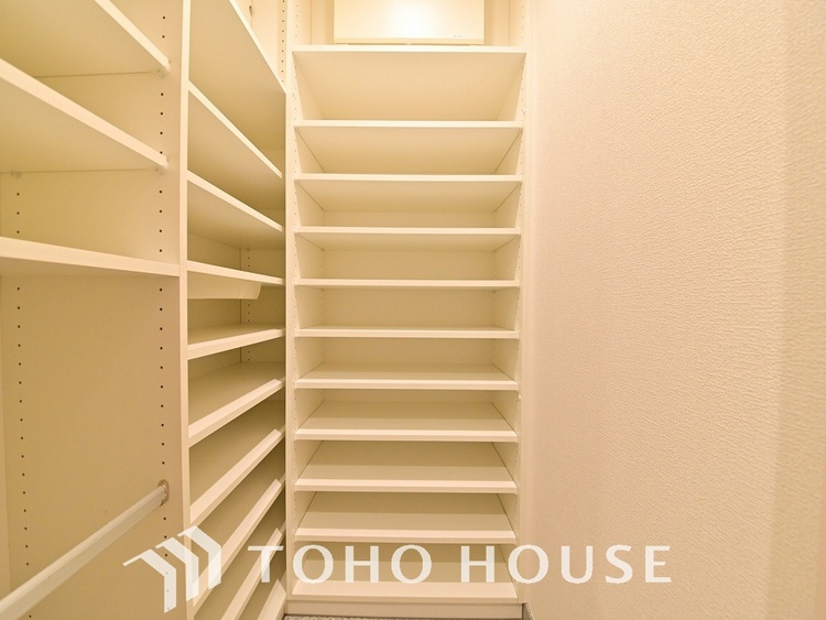 玄関 大型荷物も安心、玄関にはたっぷり収納の「シューズインクローク」付きです