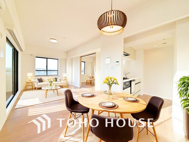 内装 明るいLDKは自然と家族が集まるコミュニケーションの場所に（家具は全てCGです）
