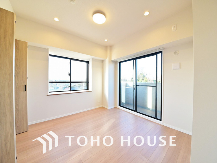 内装 採光もある洋室は、くつろぎのひと時を過ごすのにぴったり