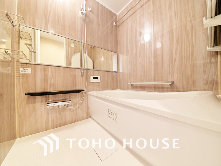 風呂 一日の疲れを癒すバスルームは、心地よいリラックスを叶える清潔感溢れる空間