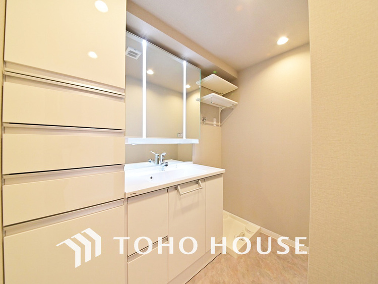 洗面 新規設置の洗面化粧台。収納豊富で使い勝手の良い3面鏡です