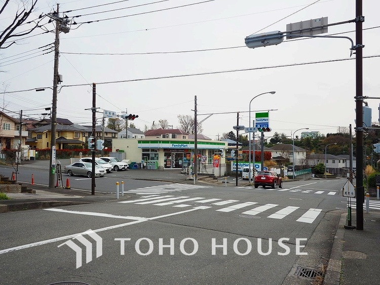 周辺 ファミリーマート 都筑加賀原店　距離700ｍ