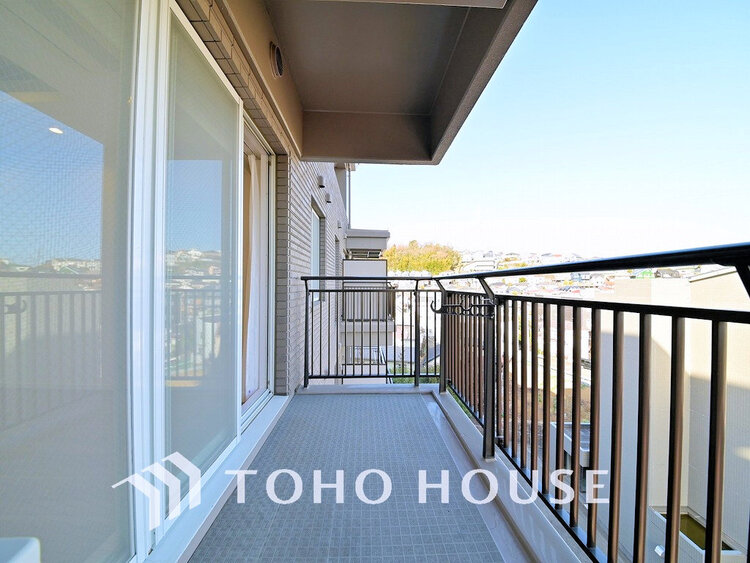 バルコニー 日当たりの良いバルコニーで晴れの日の洗濯物も楽しみになりますね