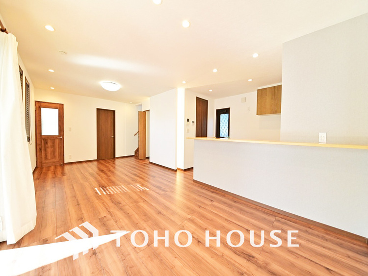 内装 約20帖のゆったりLDKは家族団欒の空間、会話もはずむ明るいリビング