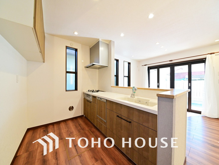 キッチン 家事をしながら家族との会話も弾む人気の対面キッチンを採用