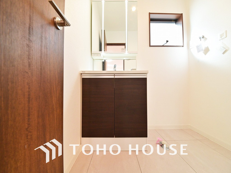 洗面 収納豊富で使い勝手の良い3面鏡仕様の洗面化粧台