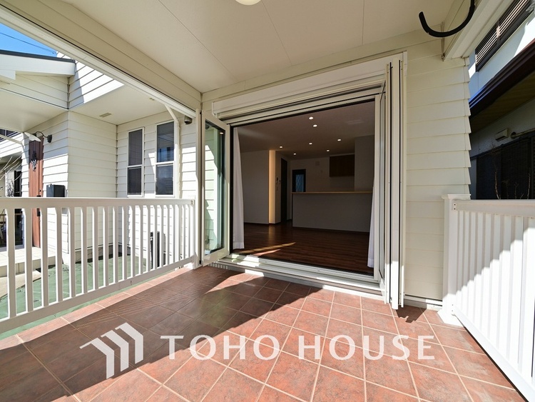 バルコニー 陽当たりの良いテラスはご家族の楽しめる場所の一つに