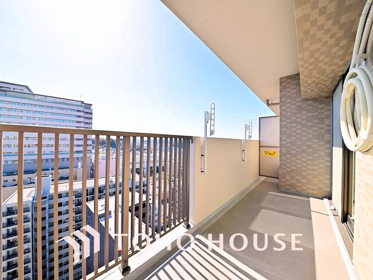 バルコニー 日当たりの良いバルコニーで晴れの日の洗濯物も楽しみになりますね