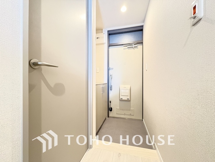 玄関 飾り過ぎないシンプルな内装の玄関