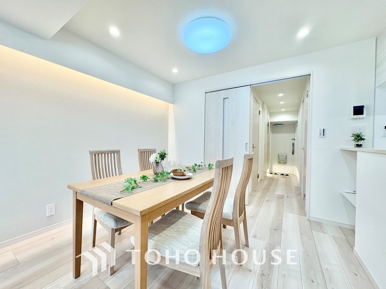 内装 ここにはみんなが集い、食事と楽しい会話が始まる。話に夢中になりすぎて、ついつい時を忘れ夜半過ぎになってしまう。そんな束の間の幸せを感じさせてくれる場所でありたい。　