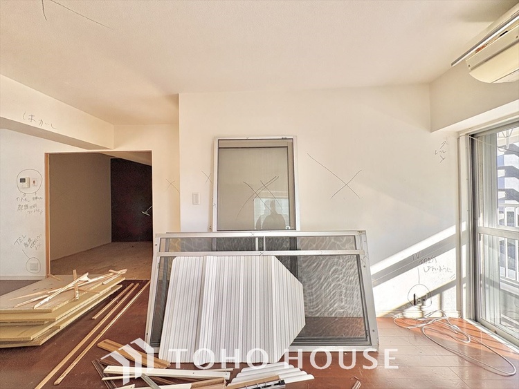 内装 《改装中》叶えたかったのは落ち着きのあるナチュラルな風合い、そして開放感があるリビング。優雅な気分に浸れる幸せな時間を家族が自然と集まりたくなるこの空間で。