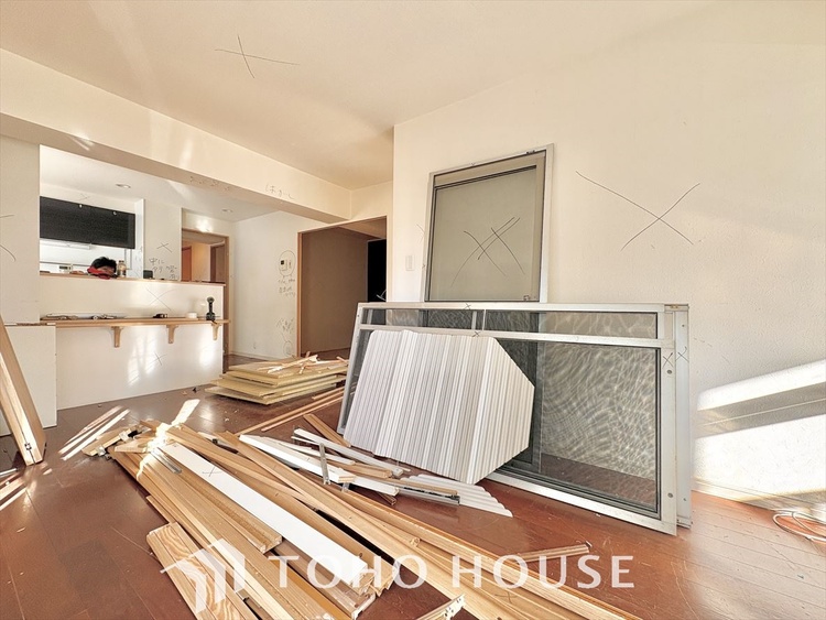 内装 《改装中》◆サンサンと◆差し込む太陽の光がこのリビングに笑いをもたらす。ソファの上のクッションがポカポカした暖気にぬくぬくと微睡んでいる。