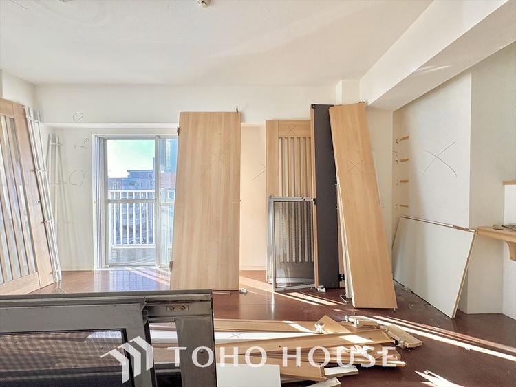 内装 《改装中》「想像していた以上に広い」が写真を撮っているときの感想です。家事動線に配慮したプランによりご家族がくつろげる明るく広い空間が確保できました。