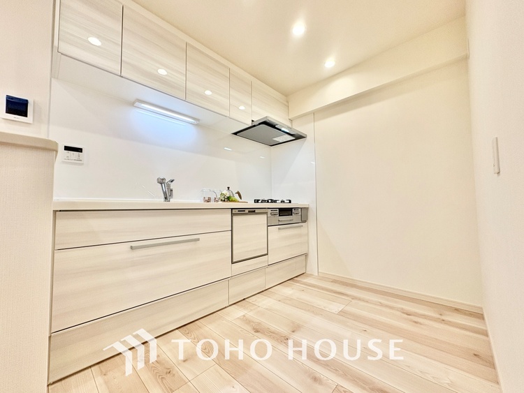 キッチン 上質な素材に囲まれたキッチンは、穏やかな時間が流れる特別な空間。洗練された料理が生まれる場所です。