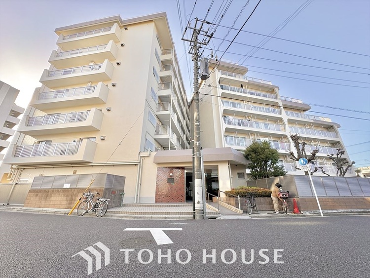 外観 ほんの少しのこだわり。ちょっとした色使いがその家がもつ雰囲気、趣（おもむき）を携え、暮らす家族や訪ねてくる友人・知人に新鮮な香りを運んできます。