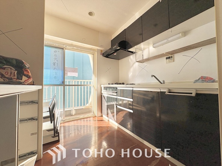 キッチン 《改装中》手元の収納から、足元の収納までが全てスライド式で、奥のスペースまで有効に活用できます。奥まで上から見渡せるので、たまにしか使わない調理器具もサッと取出せます。