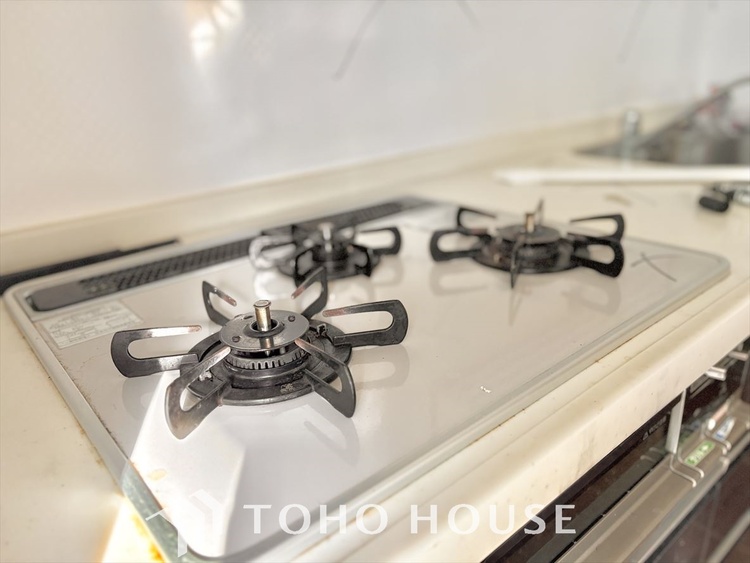 キッチン 《改装中》キッチンは家族の絆を育む大切な空間。シンプルで使い易いシステムキッチンで愉しく作る料理は愛情のある美味しいご馳走に。家族で使えるダイニングキッチンです。