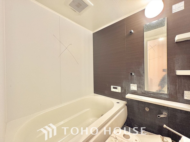 風呂 《改装中》《一日の疲れを落としてくれる場所は、落ち着く場所でなければならない》　高級感溢れるカラーと大きさ・柔らかな曲線で構成された半身浴も楽しめるバスタブが心地よさをもたらします。