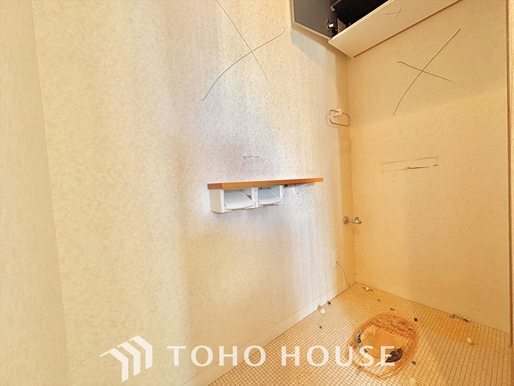 トイレ 《改装中》清潔感あるホワイト調のクロスと温もり溢れるモダンカラーの床材が見事に調和した本邸宅は、毎日の生活を少しでも快適に過ごして頂ける様に落ち着いた雰囲気作りから行っています。