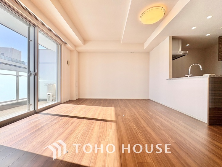 内装 大きなリビングは、高級感漂う設えとゆとりある広さで安心をもたらす特別な場所。暮らしの中心にふさわしい空間です。