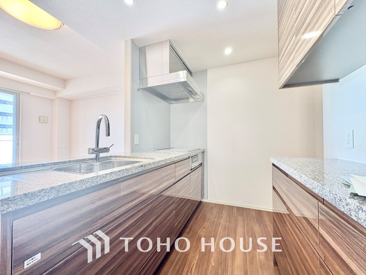 キッチン 上質な素材に囲まれたキッチンは、穏やかな時間が流れる特別な空間。洗練された料理が生まれる場所です。