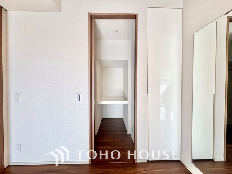 収納 無駄を削ぎ落としたミニマルなデザインが、空間に静謐な美しさをもたらします。研ぎ澄まされた感性を満たす場所です。