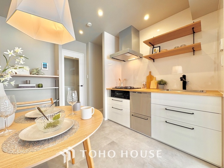 内装 ここはみんなが集い、食事と楽しい会話が始まる場所。話に夢中になりすぎて、ついつい時を忘れ、夜半過ぎになってしまう。そんな束の間の幸せを感じさせてくれます。