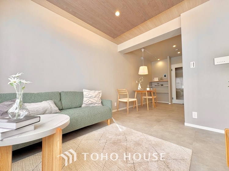 内装 大きく開放的なリビングは、家族が自然と集まり、安心して過ごせる憩いの場所。ゆとりある空間が暮らしに心地よさを届けます。