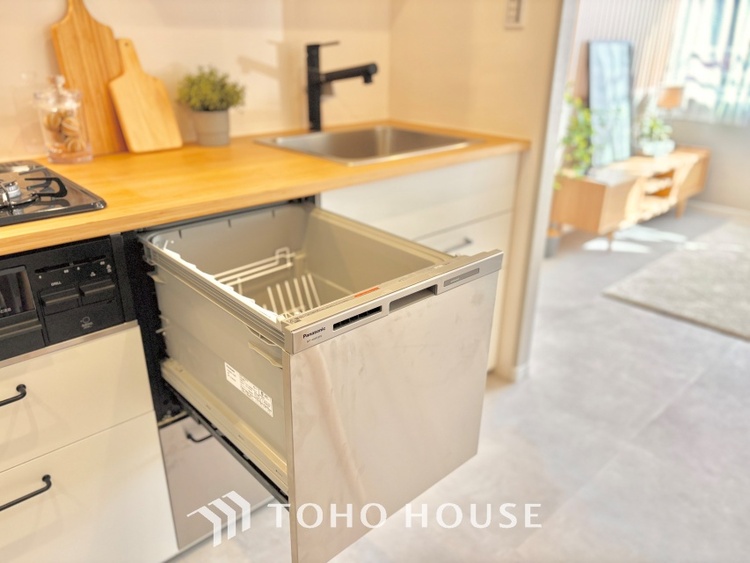 キッチン 無駄を削ぎ落としたミニマルなデザインが、空間に静謐な美しさをもたらします。研ぎ澄まされた感性を満たす場所です。