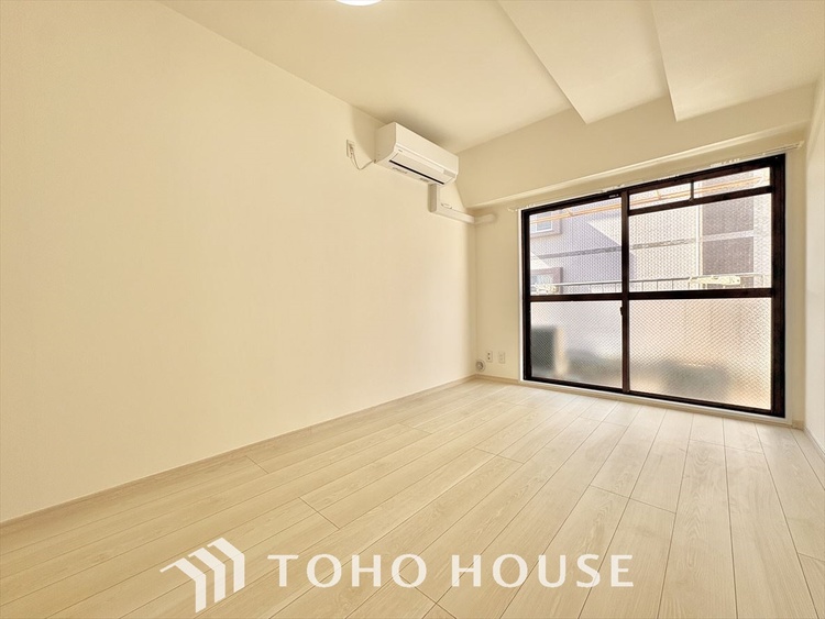 内装 高級感あふれる大きなリビングは、落ち着きと安心感を兼ね備えた優雅な空間。ご家族の暮らしに豊かさを添えます。