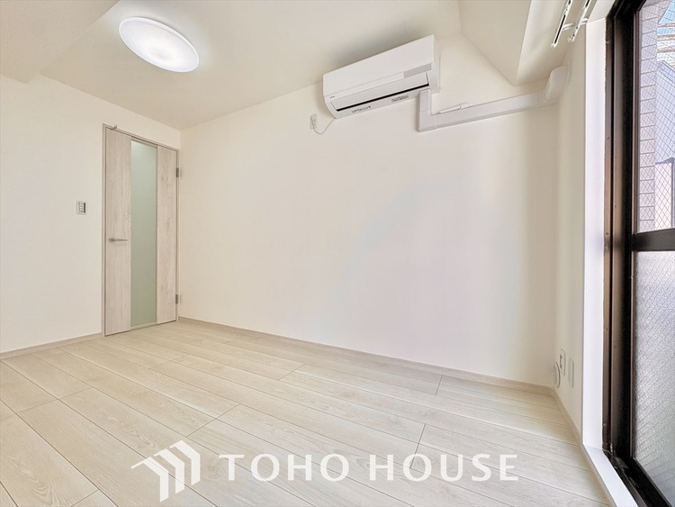 内装 堂々とした広さを誇るリビングは、優雅な開放感と安心感を兼ね備えた上質な空間。ご家族の時間を一層贅沢に演出します。