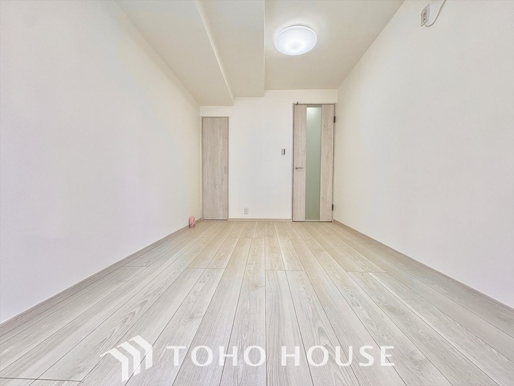 内装 明るく大きなリビングは、家族の安心と快適を育む空間。のびやかな広さが毎日の暮らしをより豊かに彩ります。